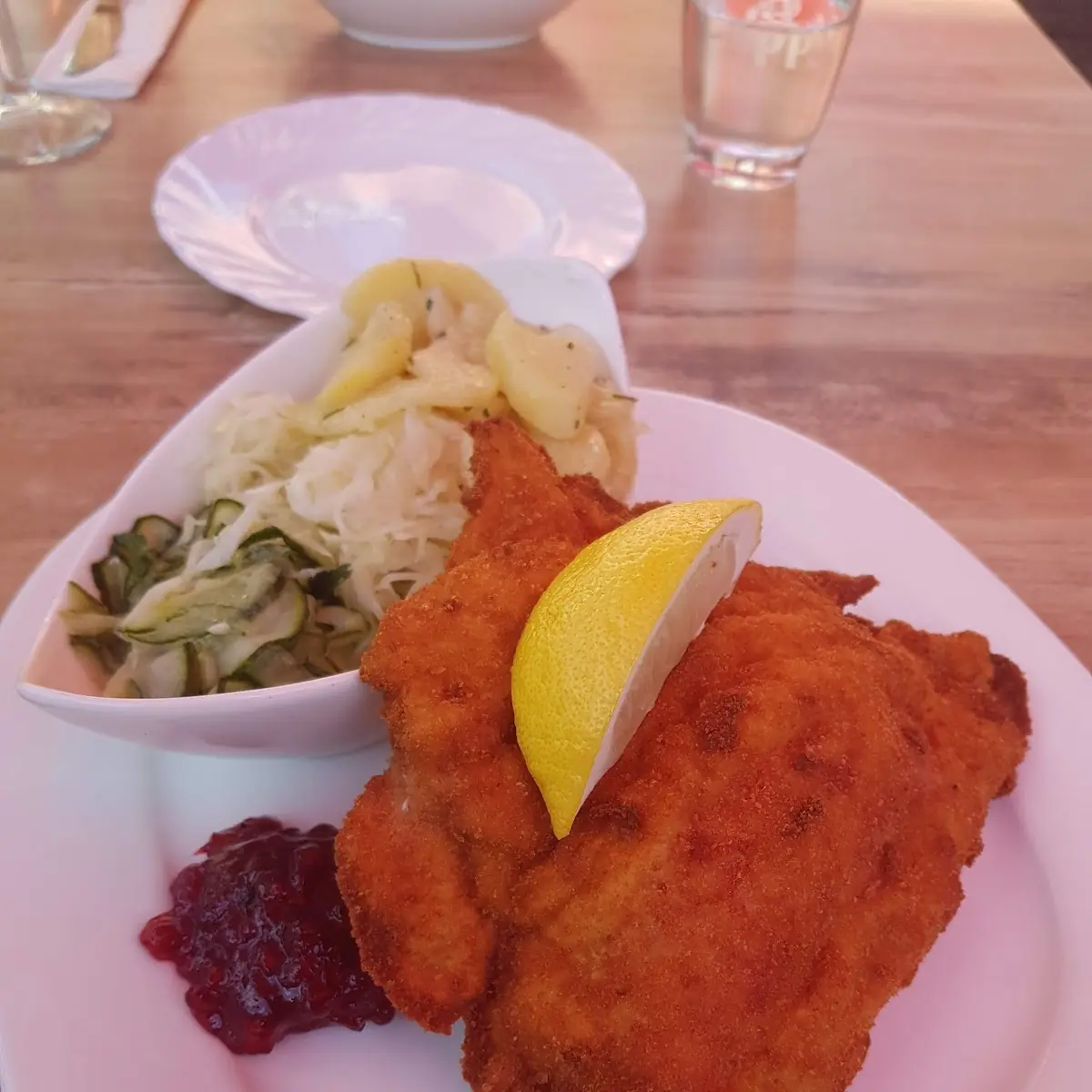 Putencordonbleu Mit Krautsalat Gurkensalat Und Kartoffelsalat