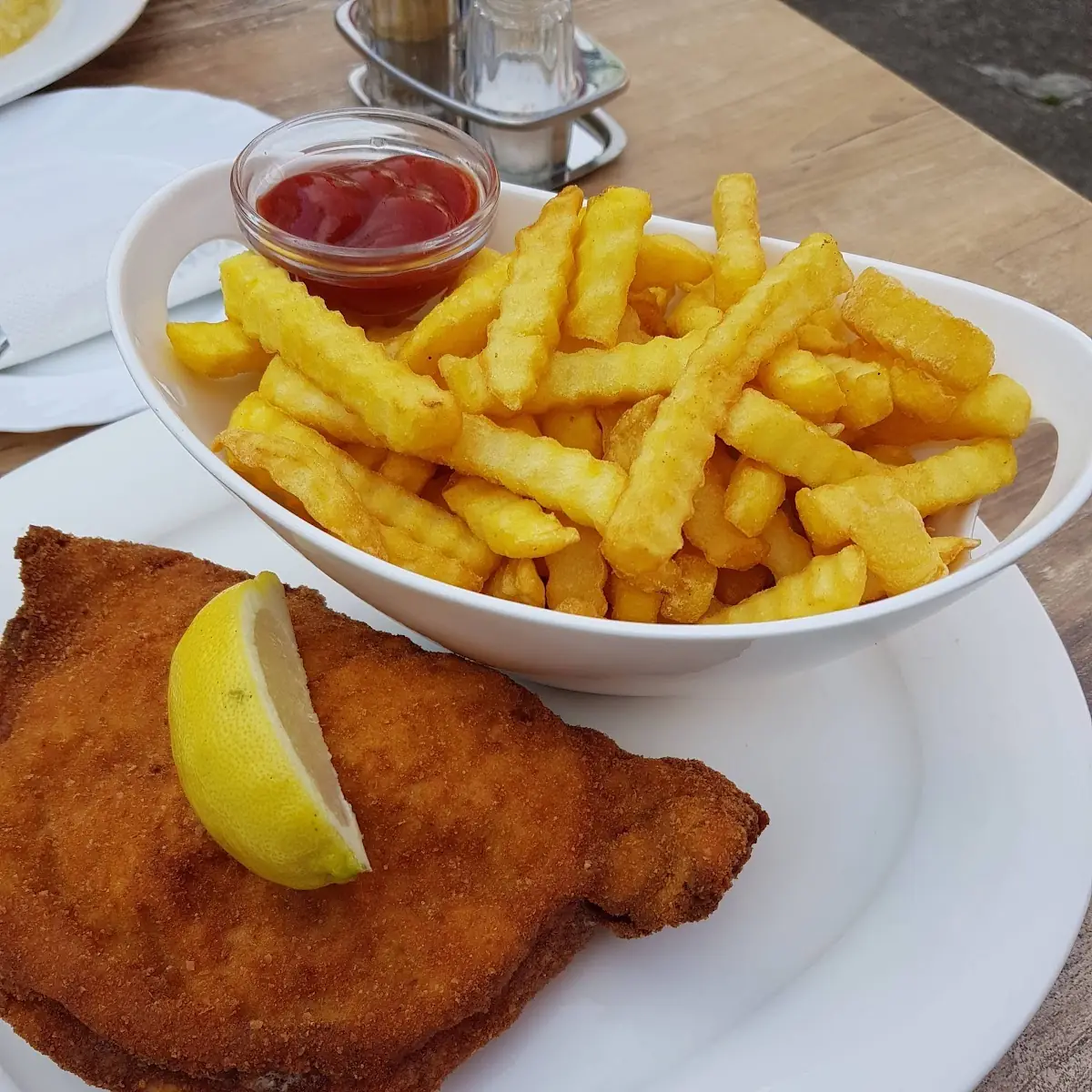 Wiener Schnitzel Mit Pommes Frites