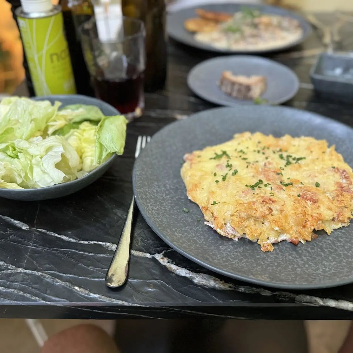 Überbackene Schinkenfleckerl Mit Blattsalat