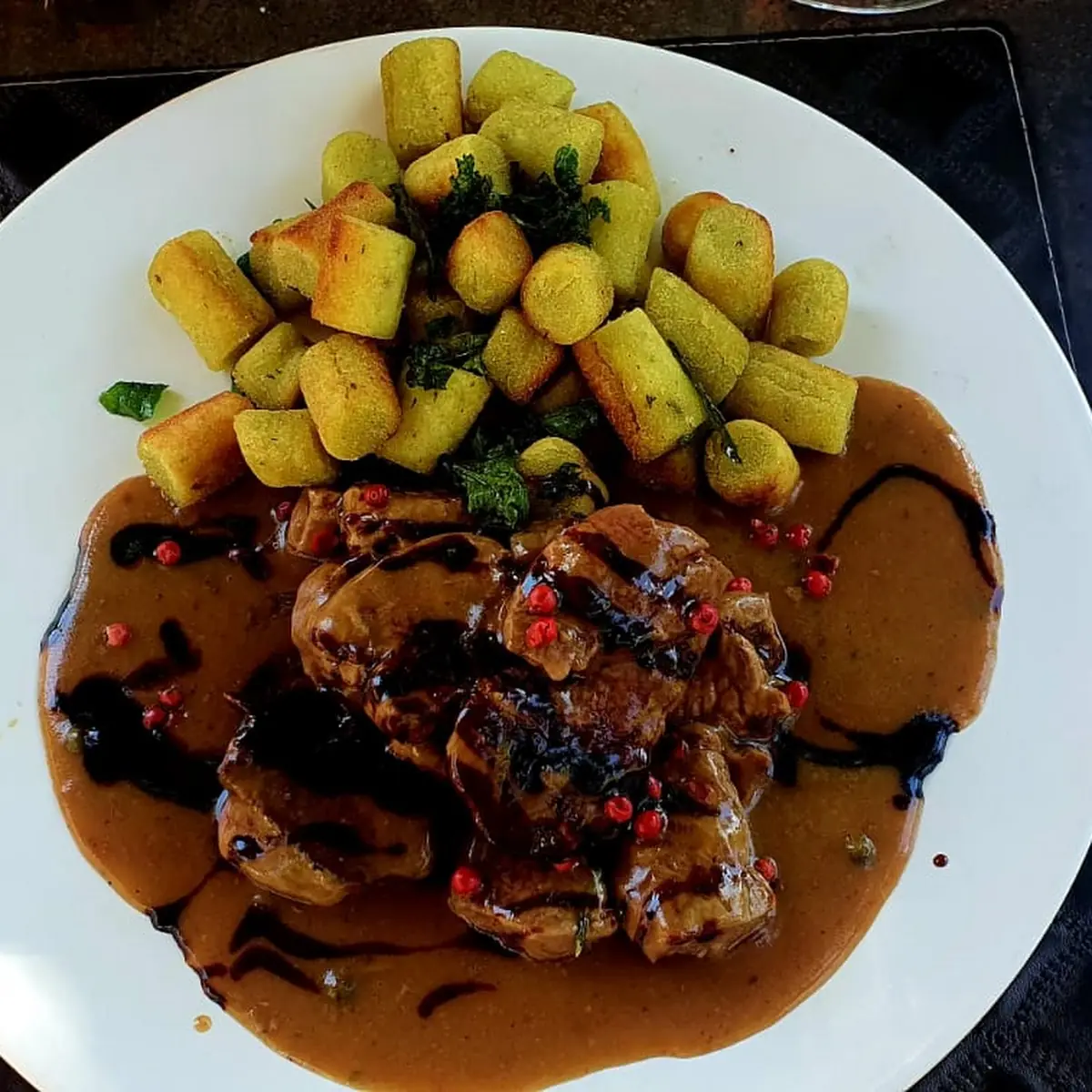 Rinderfiletspitzen Mit Bärlauchgnocci Und Pfeffersauce