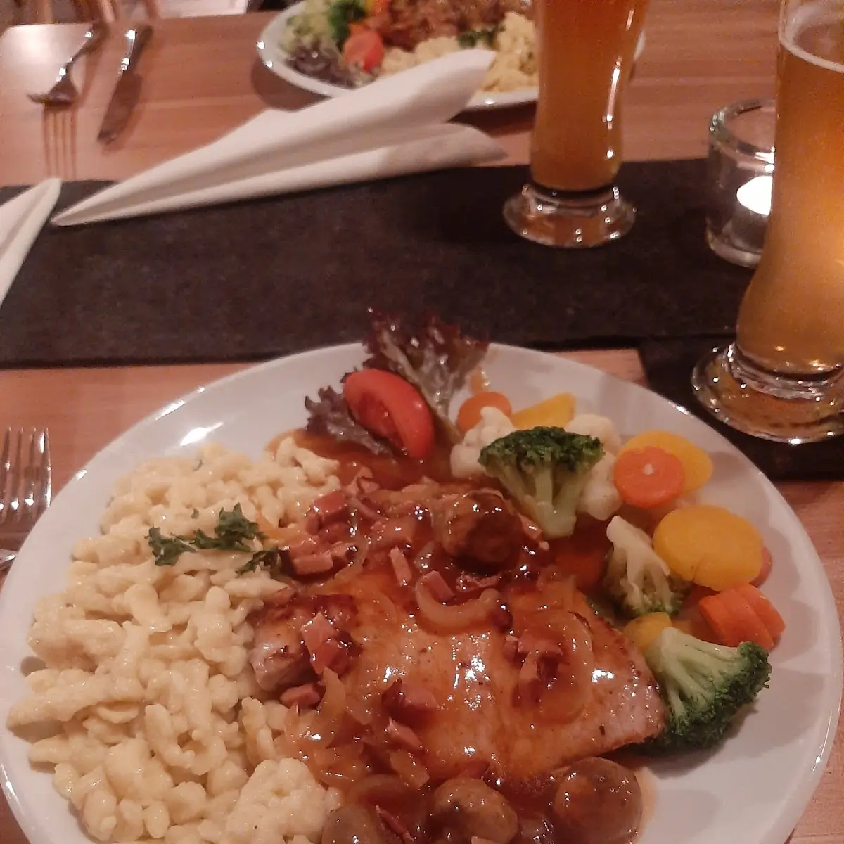 Jägerschnitzel Mit Spätzle Und Kaisergemüse