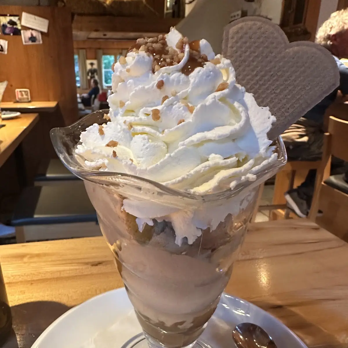 Nussbecher Mit Sahne