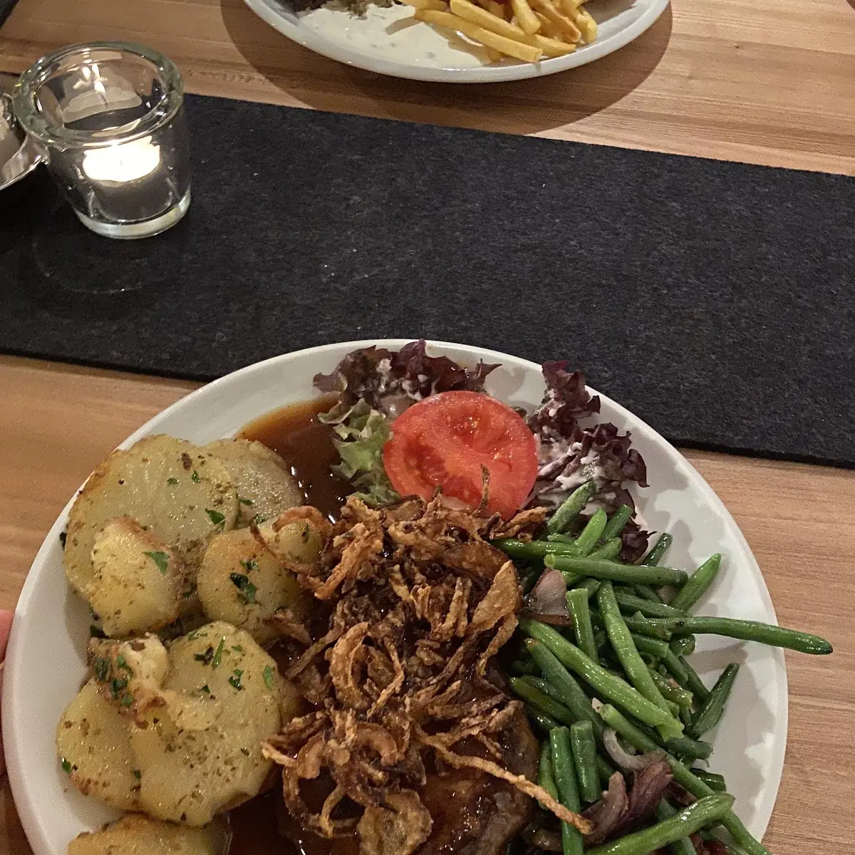 Zwiebelrostbraten Mit Speckbohnen Und Bratkartoffeln