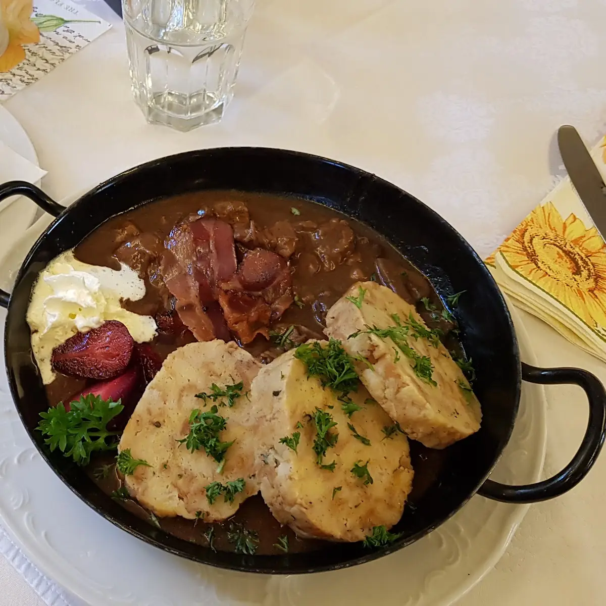 Hirsch Ragu Mit Servertten Knödl