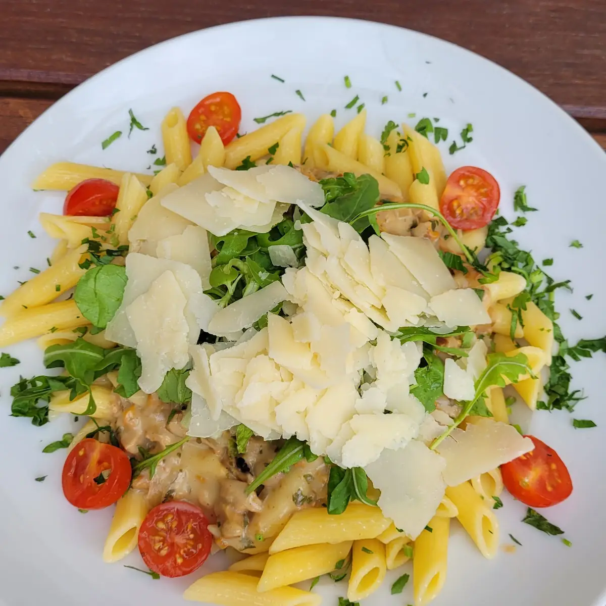 Penne In Pfifferlingsrahm Parmesan Und Ruccola Mit Cherrytomaten
