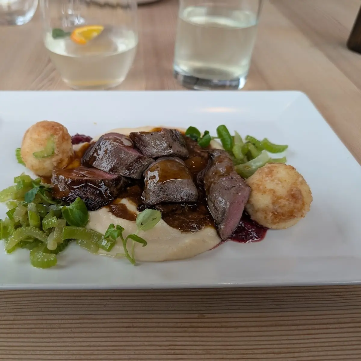Reh Rosa Gebraten Mit Selleriecreme Grießknödel Und Dirndlchutney