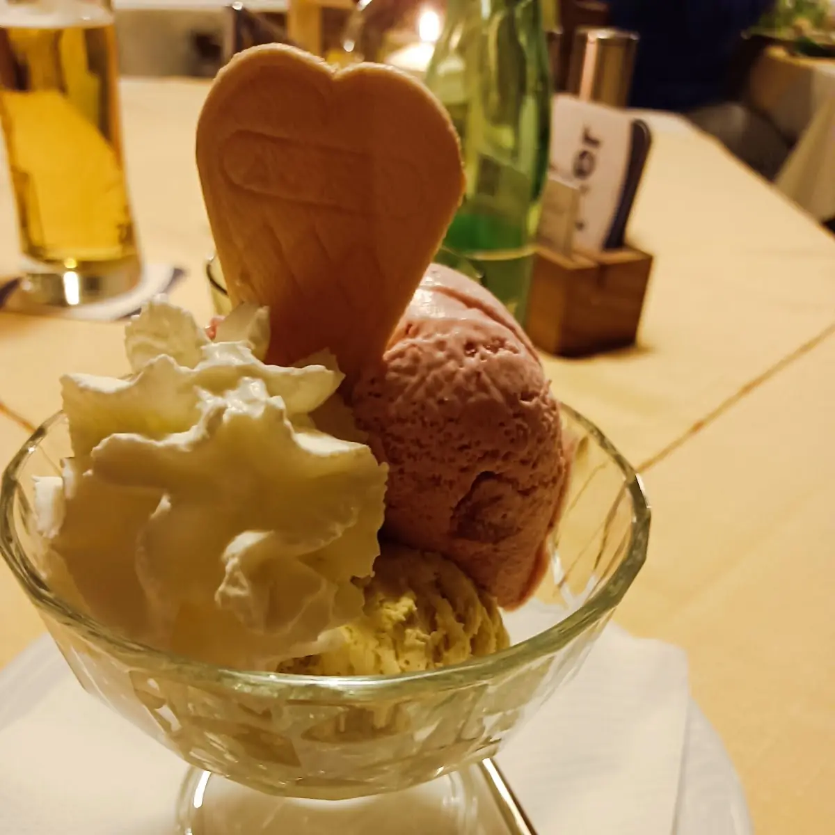 Gemischter Eisbecher