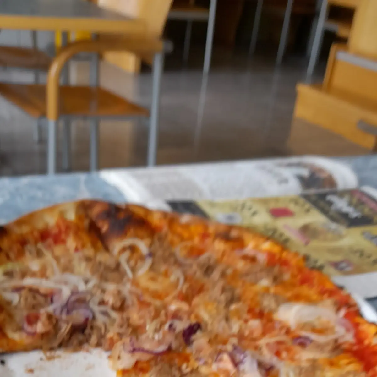 Thunfischpizza Und Gebackener Fisch Mit Salat