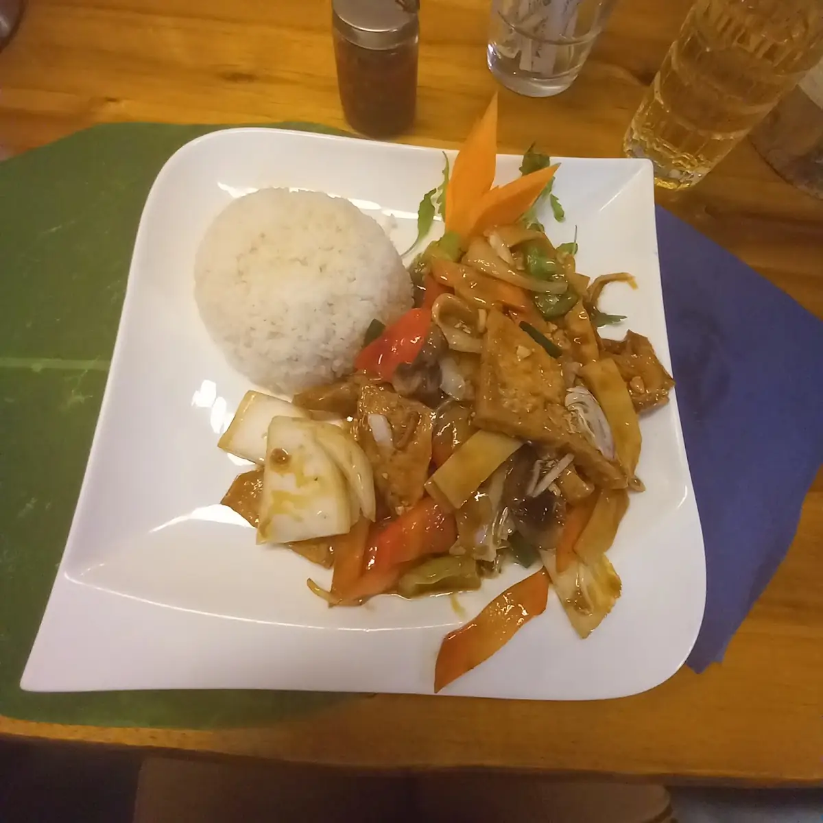 Gebratener Tofu Mit Gemüse Undreis