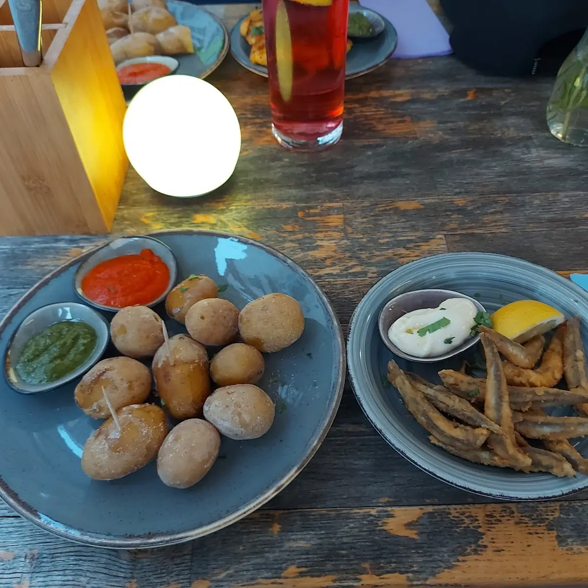 Frittierte Kleine Fische Mit Erdäpfel