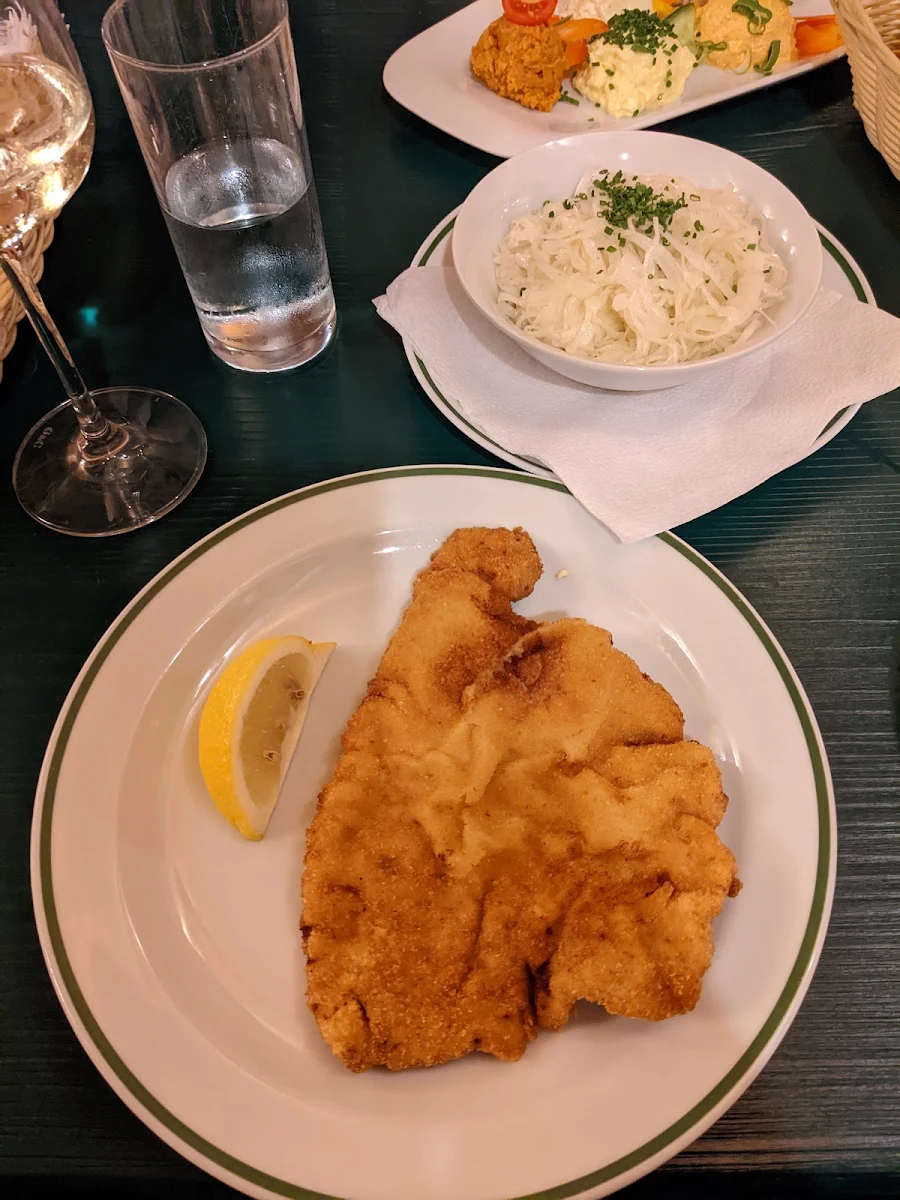 Schweinsschitzel Aus Der Pfanne Im Schmalz Herausgebacken