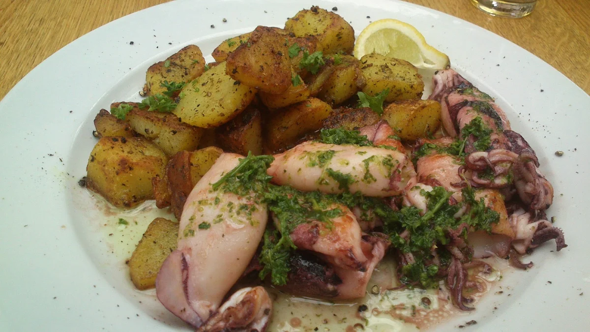 Pulpo Gegrillt Mit Kartoffeln Und Zitrone
