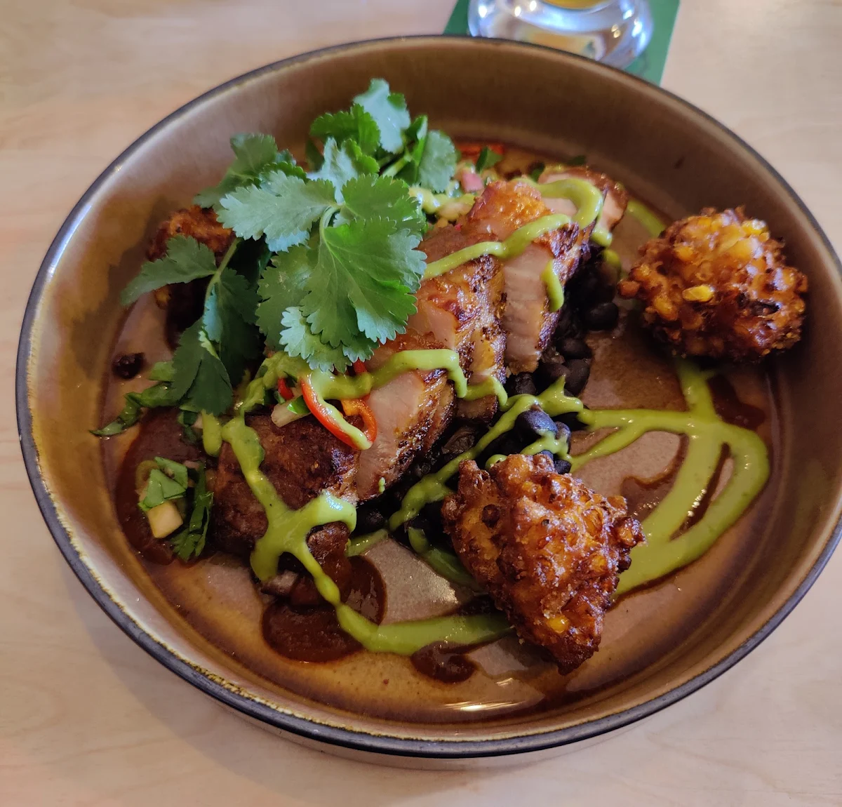 Schweinebauch Salsa Verde Cornballs Schwarze Bohnen