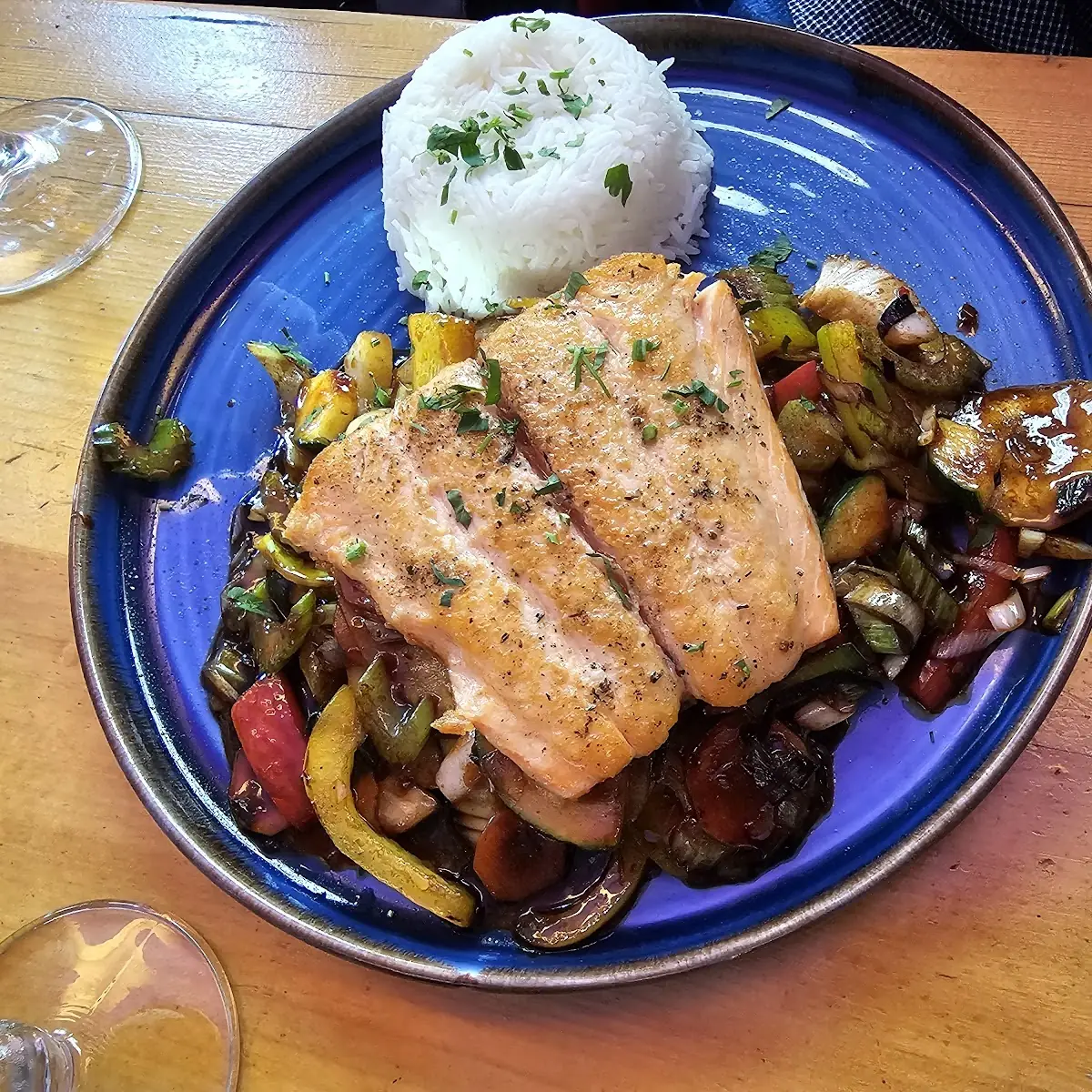 Buntes Wokgemüse Mit Gegrilltem Lachs