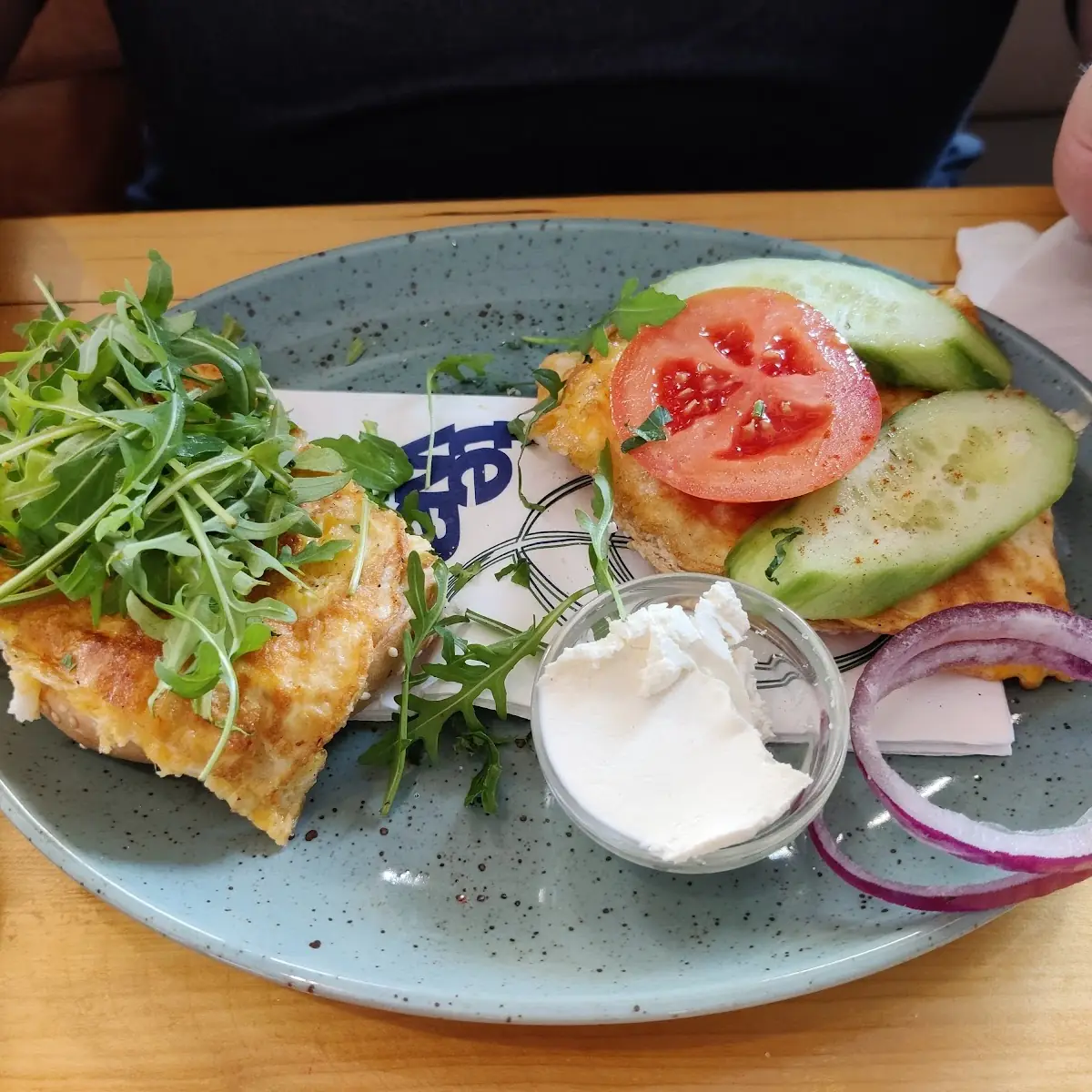 Sesambagel Mit Räucherlachs Und Kräuteraufstrich Mit Rucola