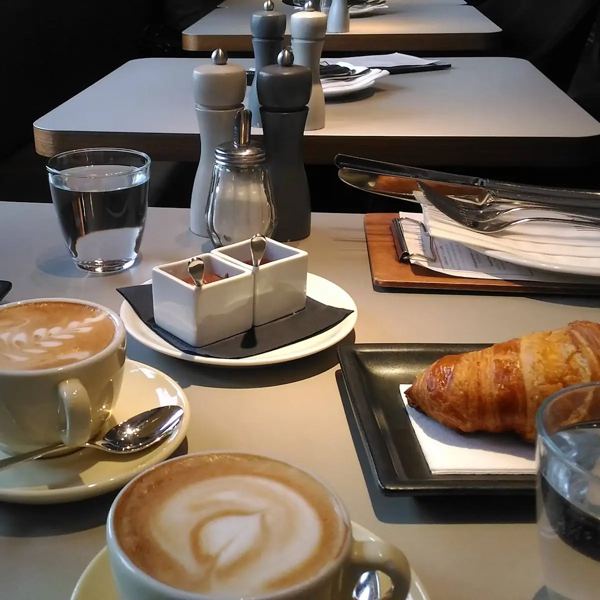 Kaffee Melange Und Croissant