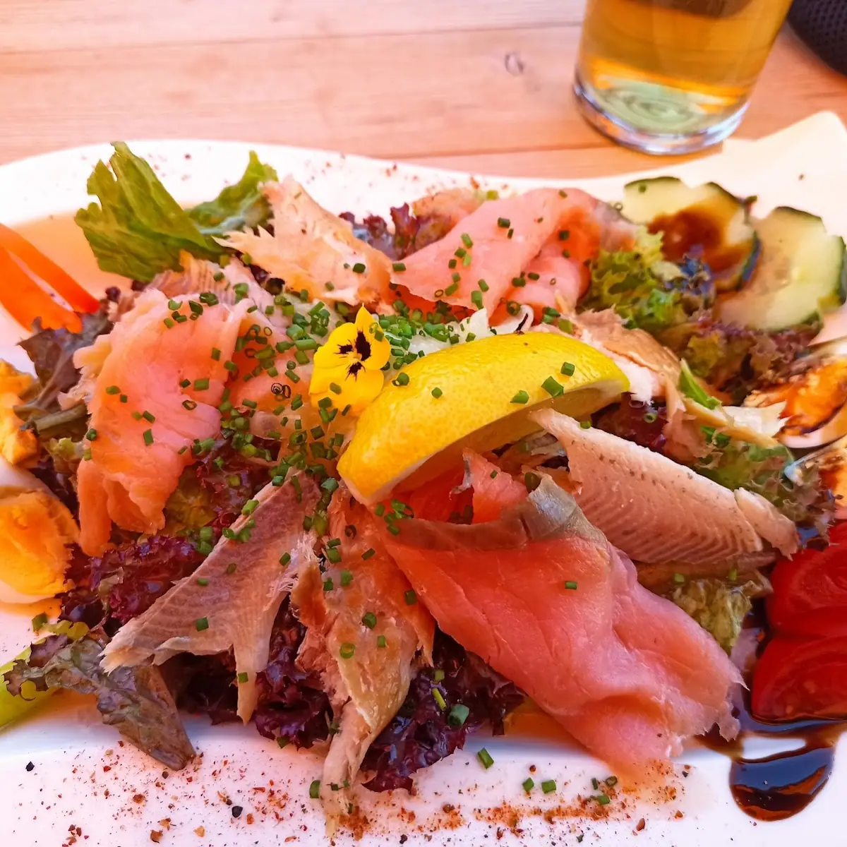 Bunter Salat Mit Geräucherter Lachsforelle
