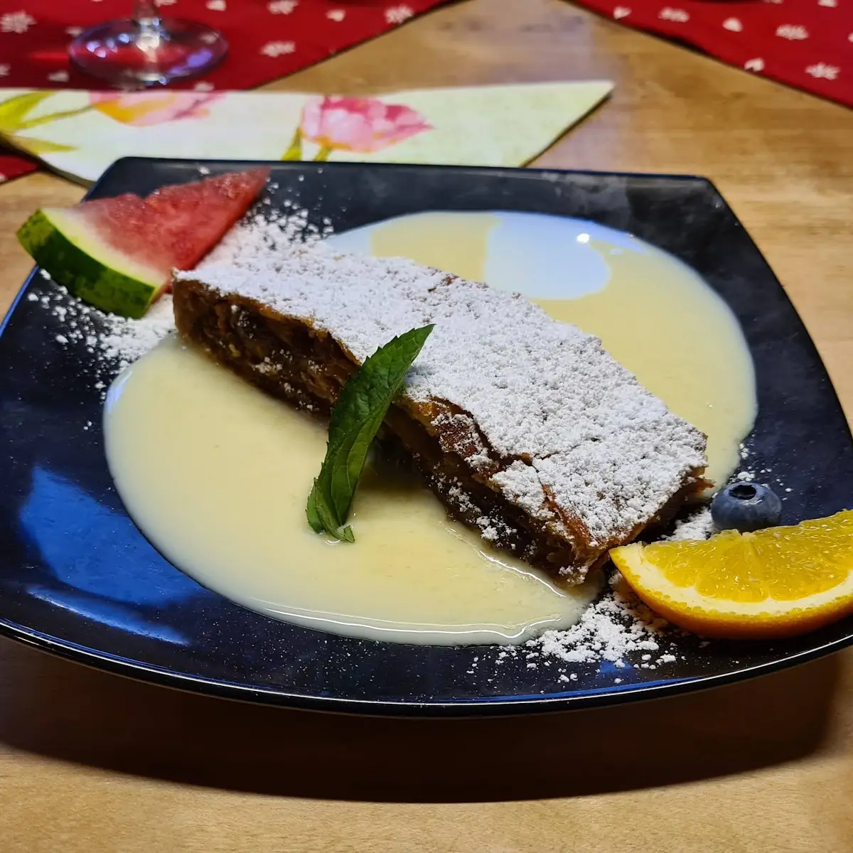 Apfelstrudel Mit Vanillesauce