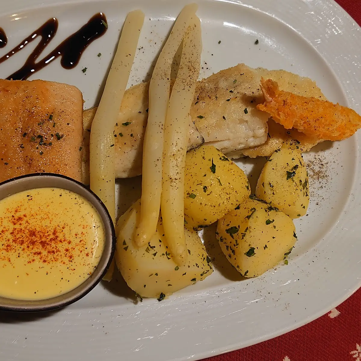 Fischmixteller Mit Petersilie Kartoffeln Und Spargel