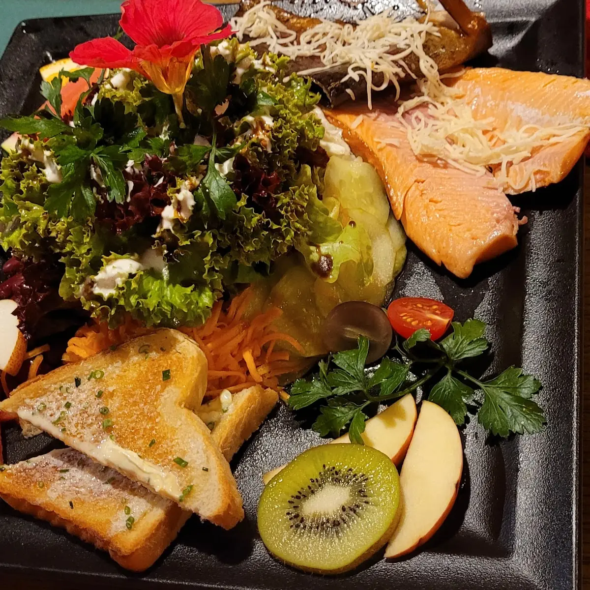 Fitnesssalat Mit Geräucherter Forellenfilet