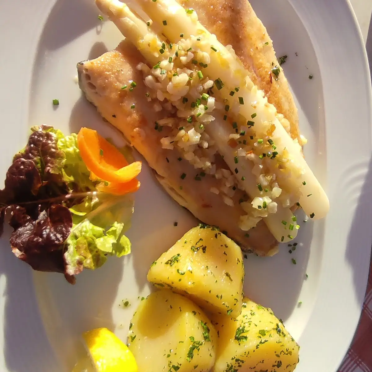 Forellenfilet Mit Petersilienkartoffeln Und Spargel