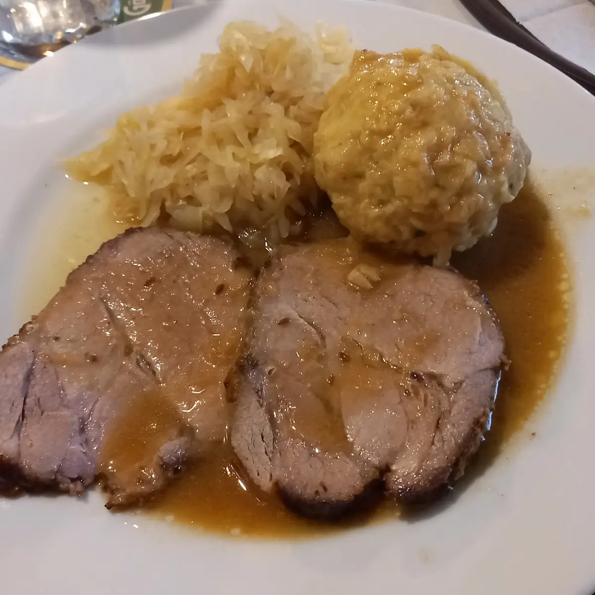 Schweinsbraten Mit Kraut Und Knödeln