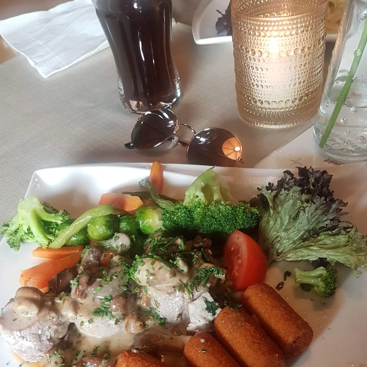 Schmeinemedaillons Mit Pilzsauce Und Kroketten