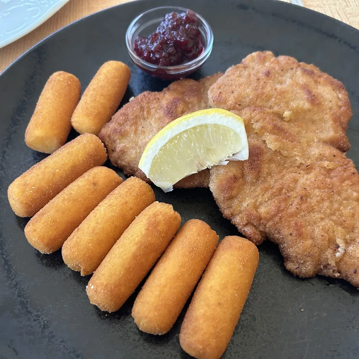Wiener Schnitzel Mit Kroketten