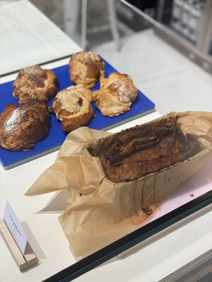 Bananenbrot & Croissant