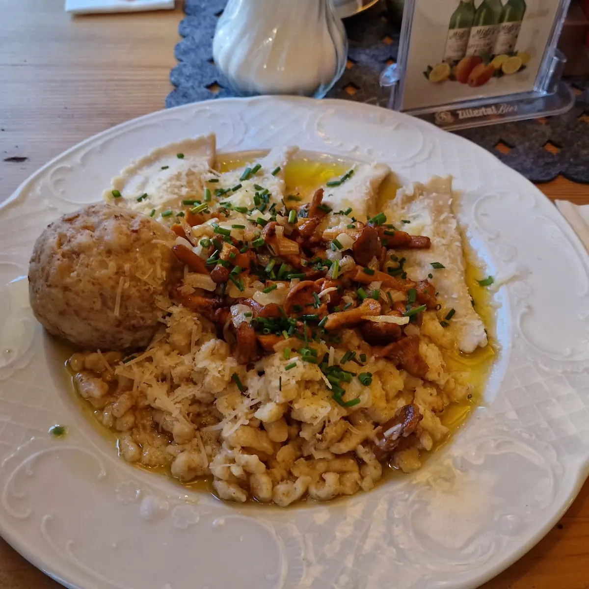 Klöße Und Nudeln Mit Pfifferlingen