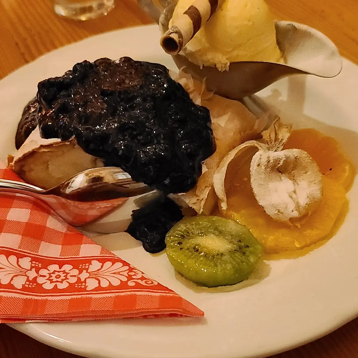 Topfenstrudel Mit Einer Kugel Vanille Eis
