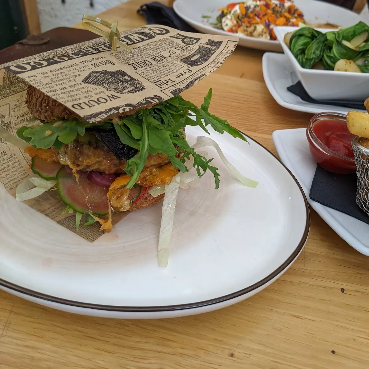 Glutenfreier Veganer Burger Mit Pommes