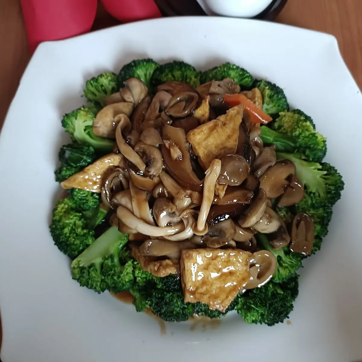 Gebratene Pilzvariation Mit Tofu