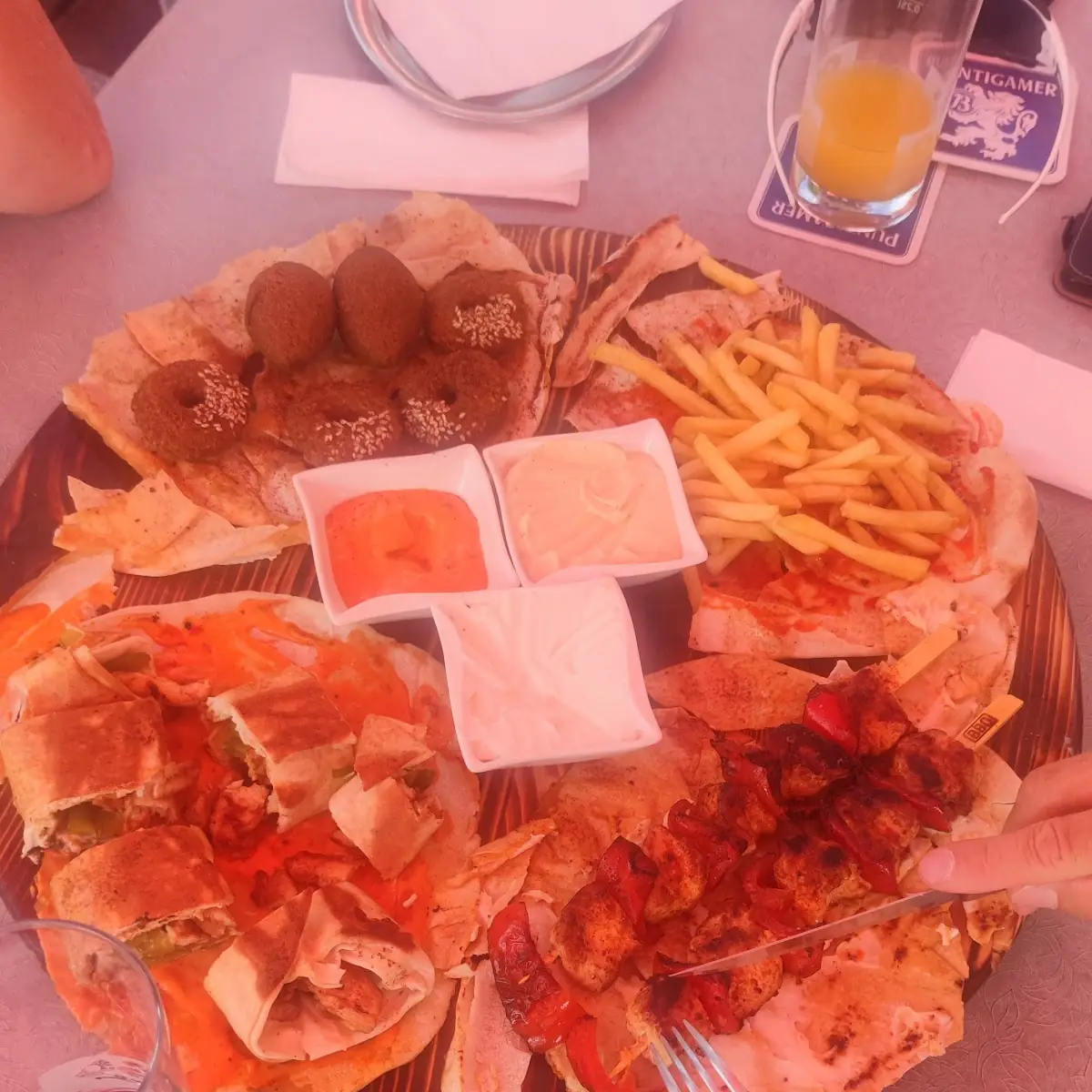 Orientalische Speisen Falafel Schish Tawook Kibbeh Schawrma Pommes