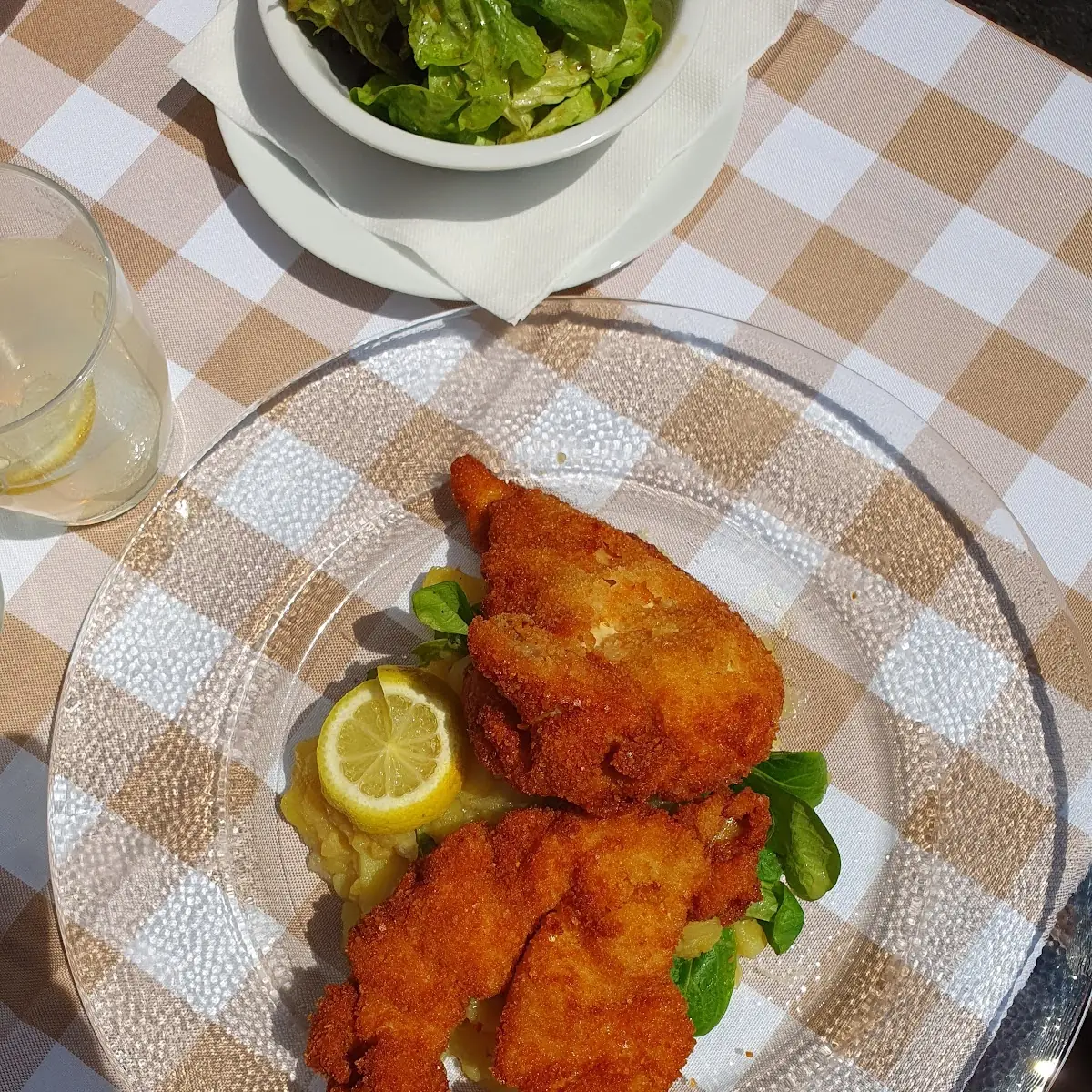 Ausgelöstes Wiener Backhendl Mit Erdäpfi-gurkensalat Und Preiselbeeren