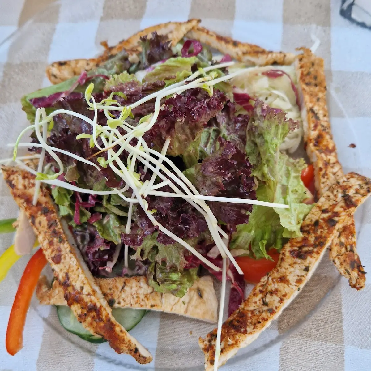 Bergwerk's Toast Mit Rosa Gebratener Beiried Speck Röstzwiebel Spiegelei Cocktailsauce Und Pommes