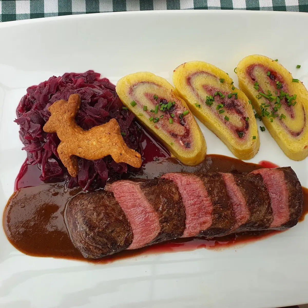 Rehrücken Mit Blaukraut Und Kartoffelroulade