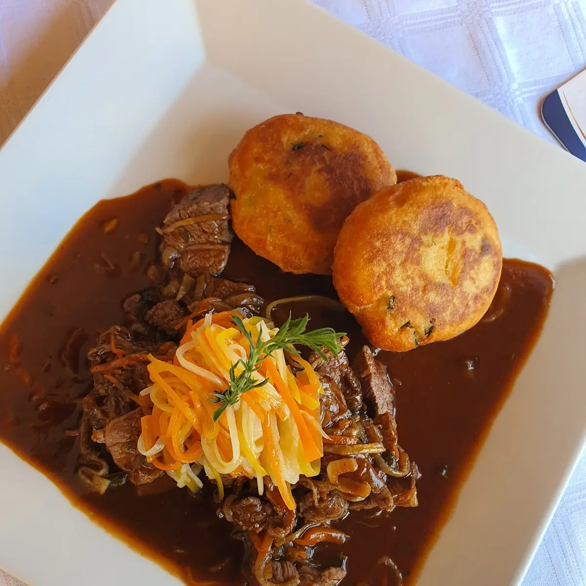 Rinderfiletspitzen Mit Kartoffellaibchen Und Wurzelgemüse