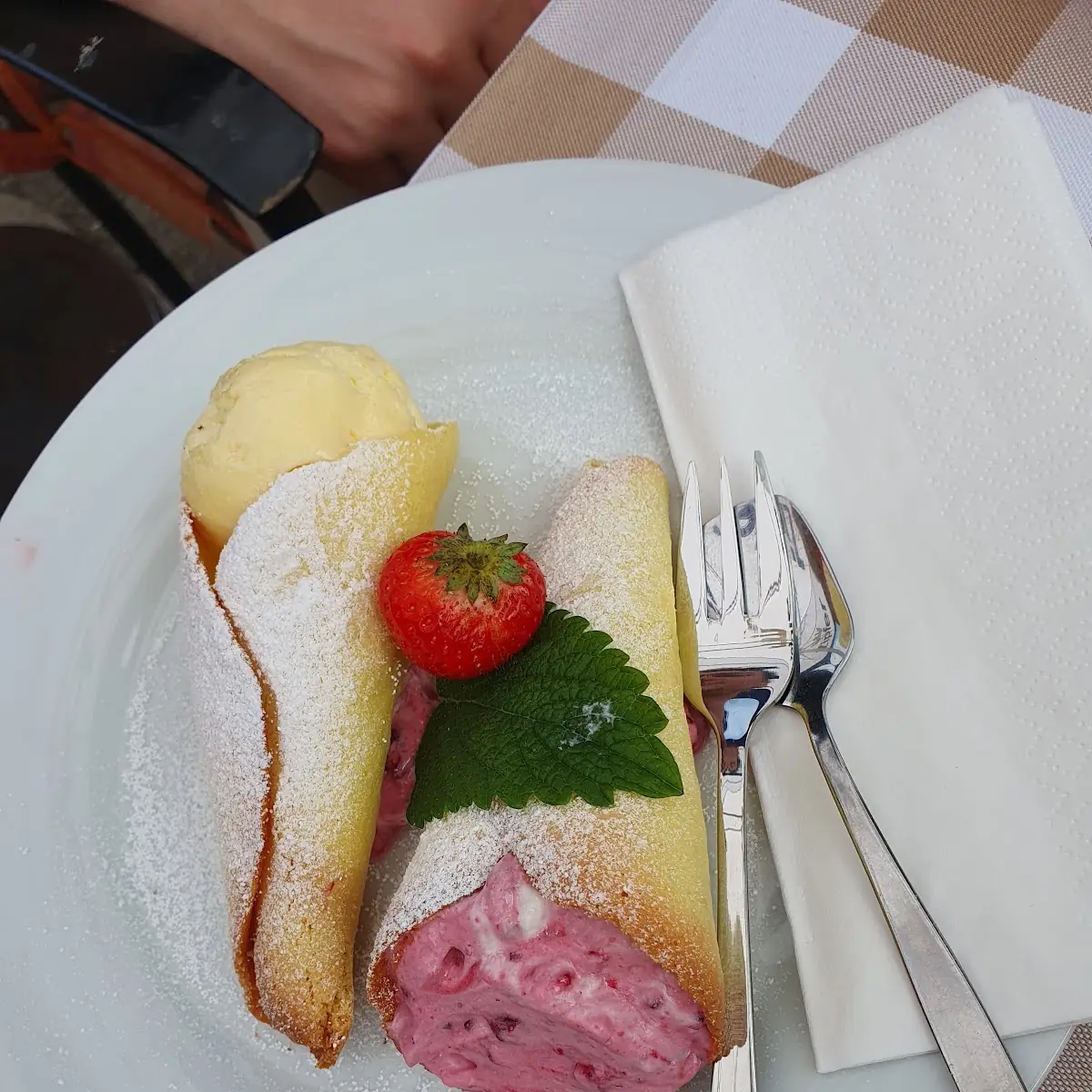 Stanitzel Mit Eis Und Beeren