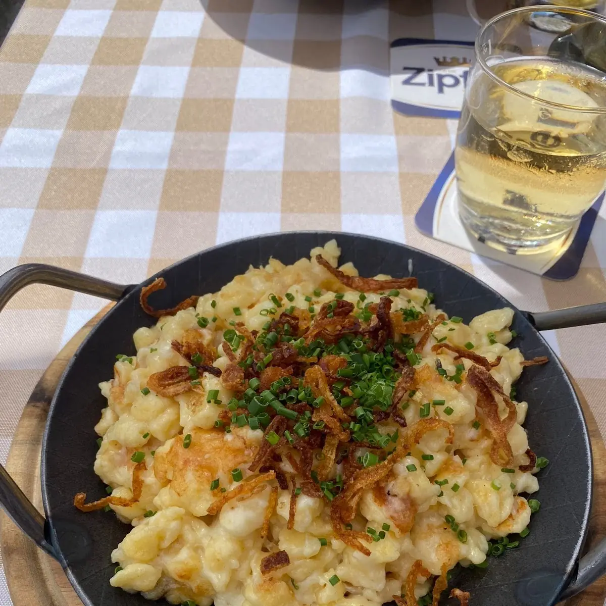 Tiroler Käsespätzle Mit Röstzwiebel Und Grünem Blattsalat