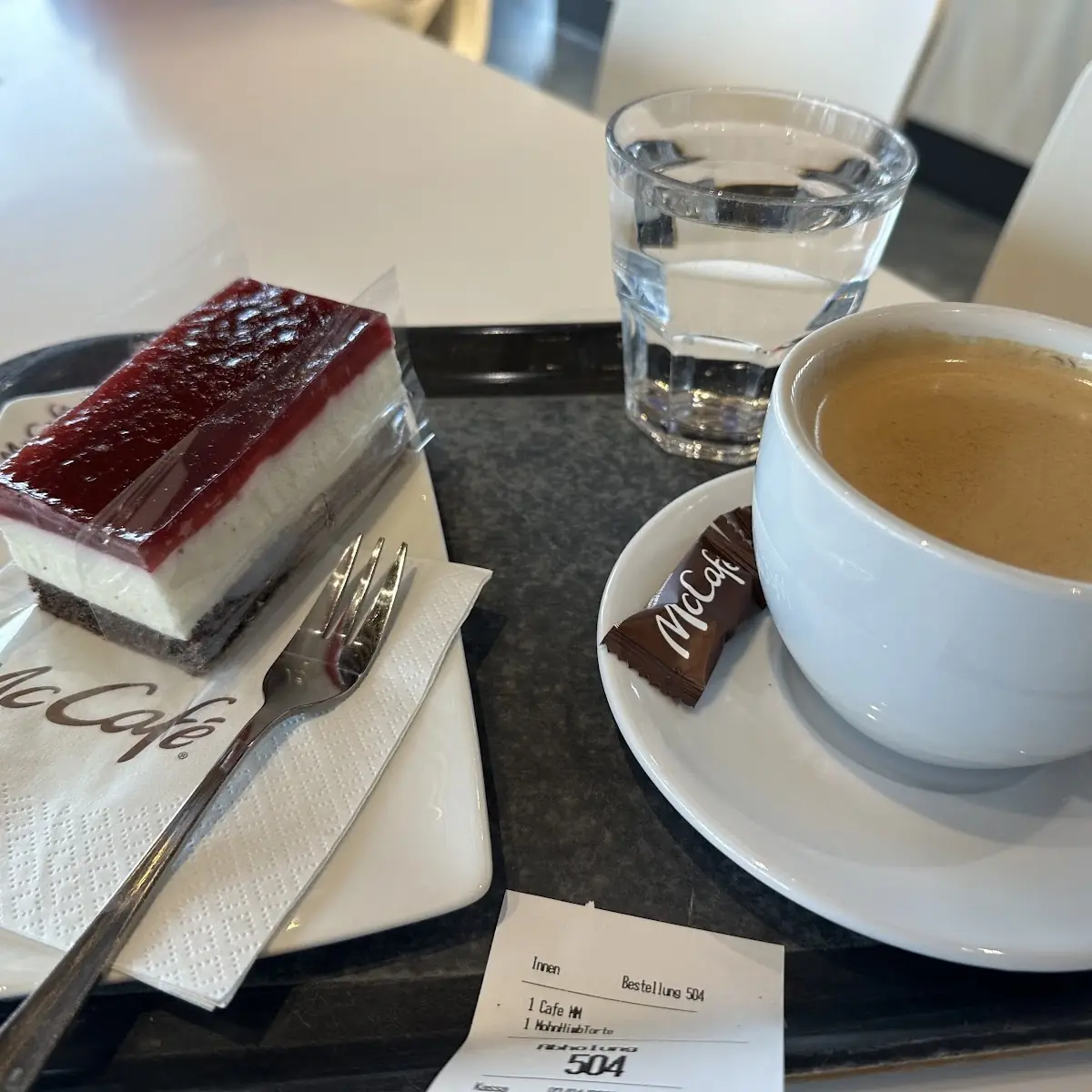 Cappucino Und Erdbeerschnitte