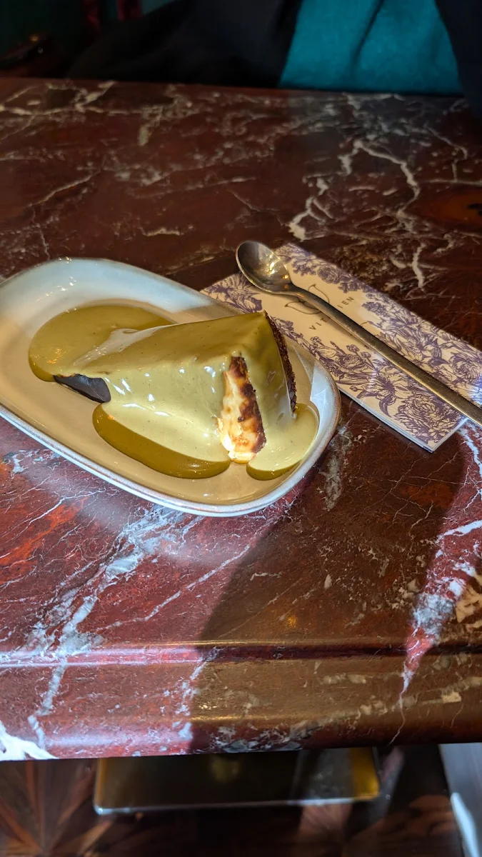 San Sebastian Cheesecake Mit Pistaziencreme