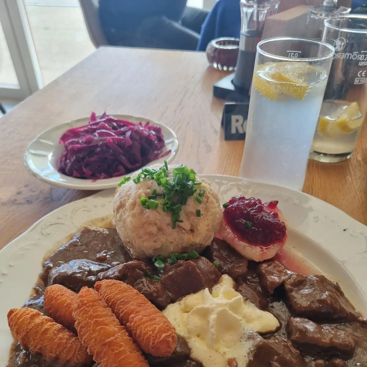 Hirschragout Mit Semmelknödel Rotkraut Kroketten Und Preiselbeeren