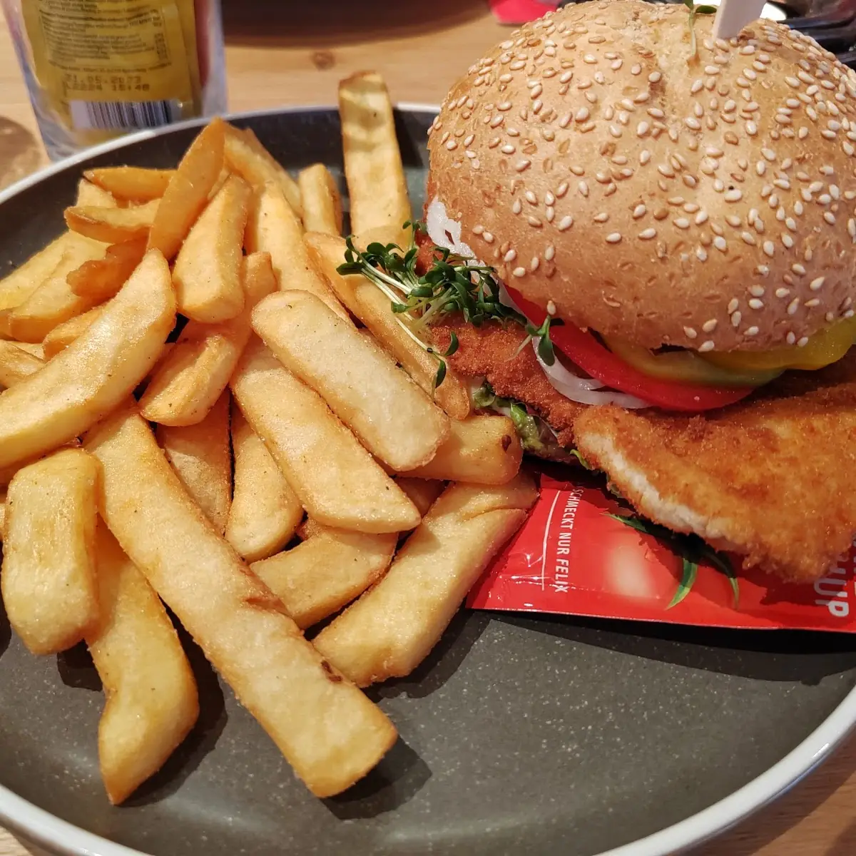 Hoamatburger Mit Pommes