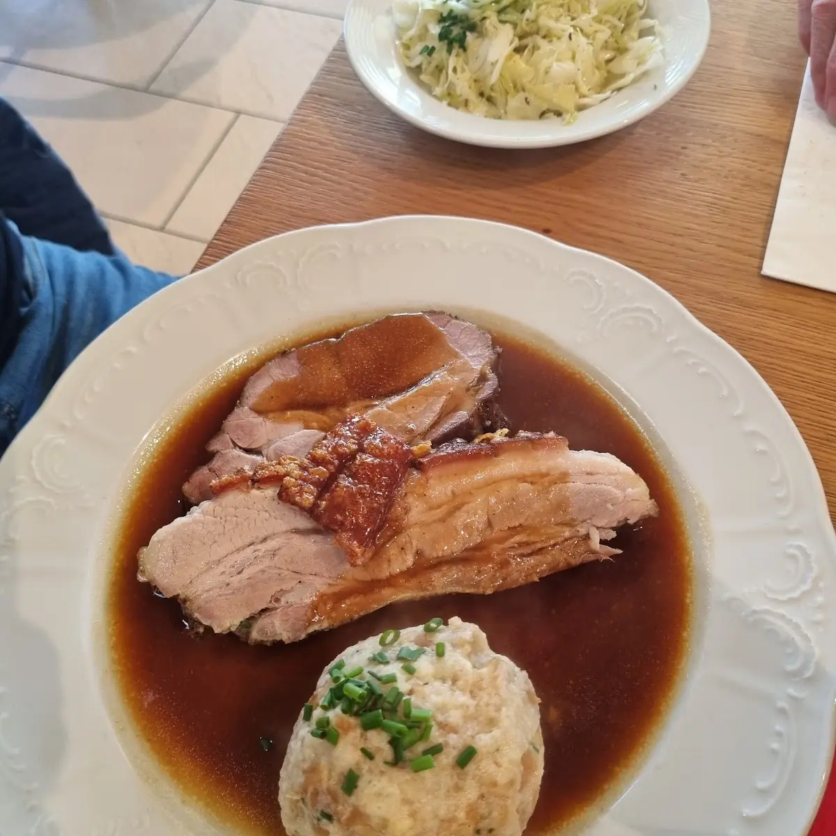 Schweinsbraten Mit Knödel Und Krautsalat