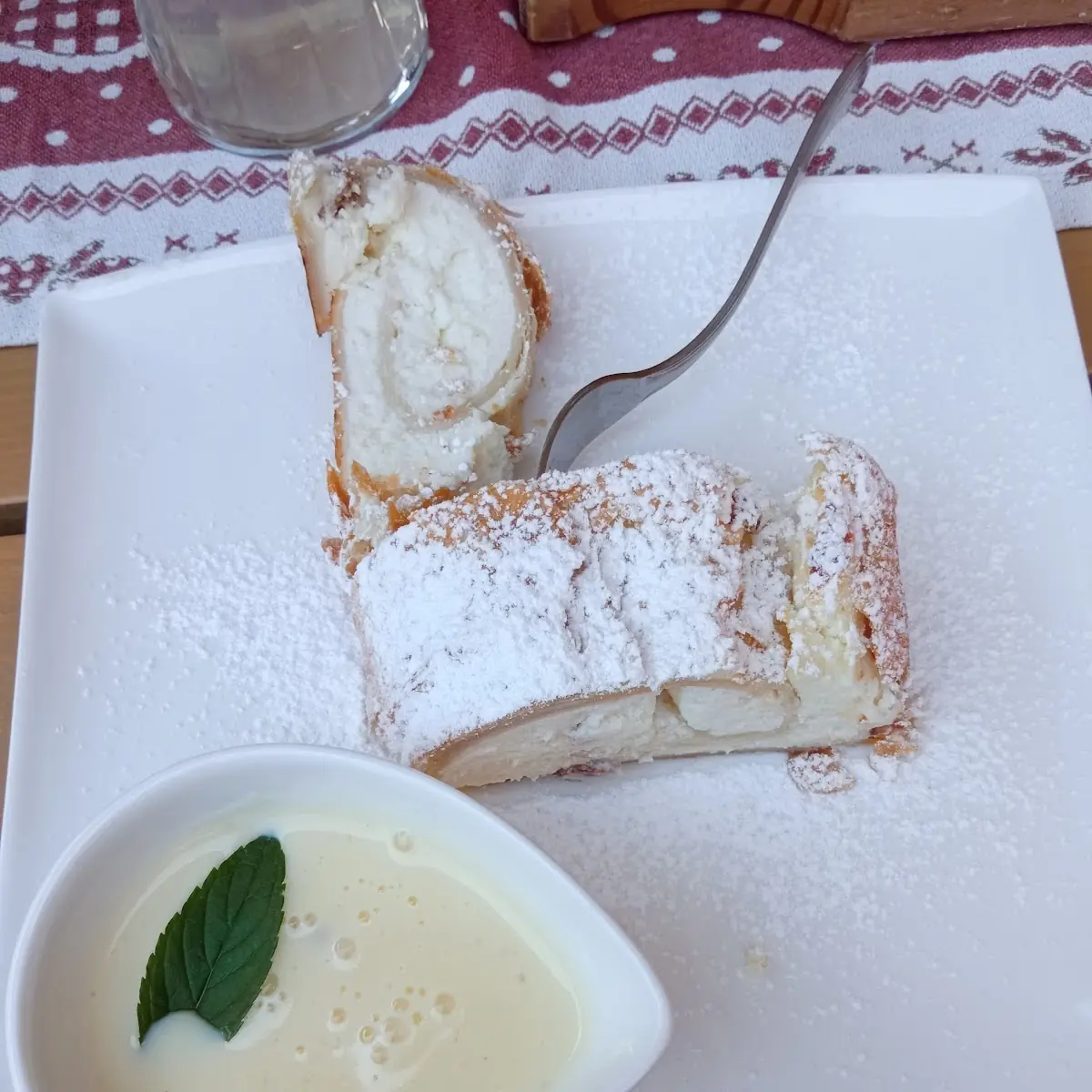 Topfenstrudel Mit Vanillesauce