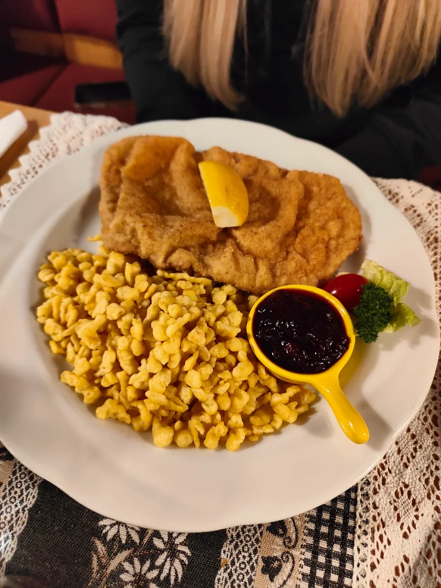 Alm Schnitzel Mit Spätzle