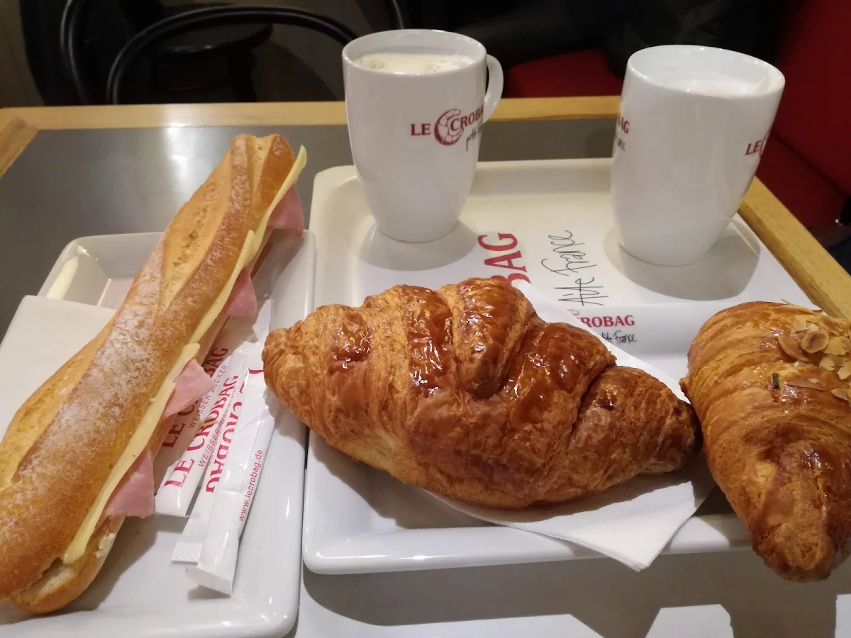 Marzipan Croissant Und Melange