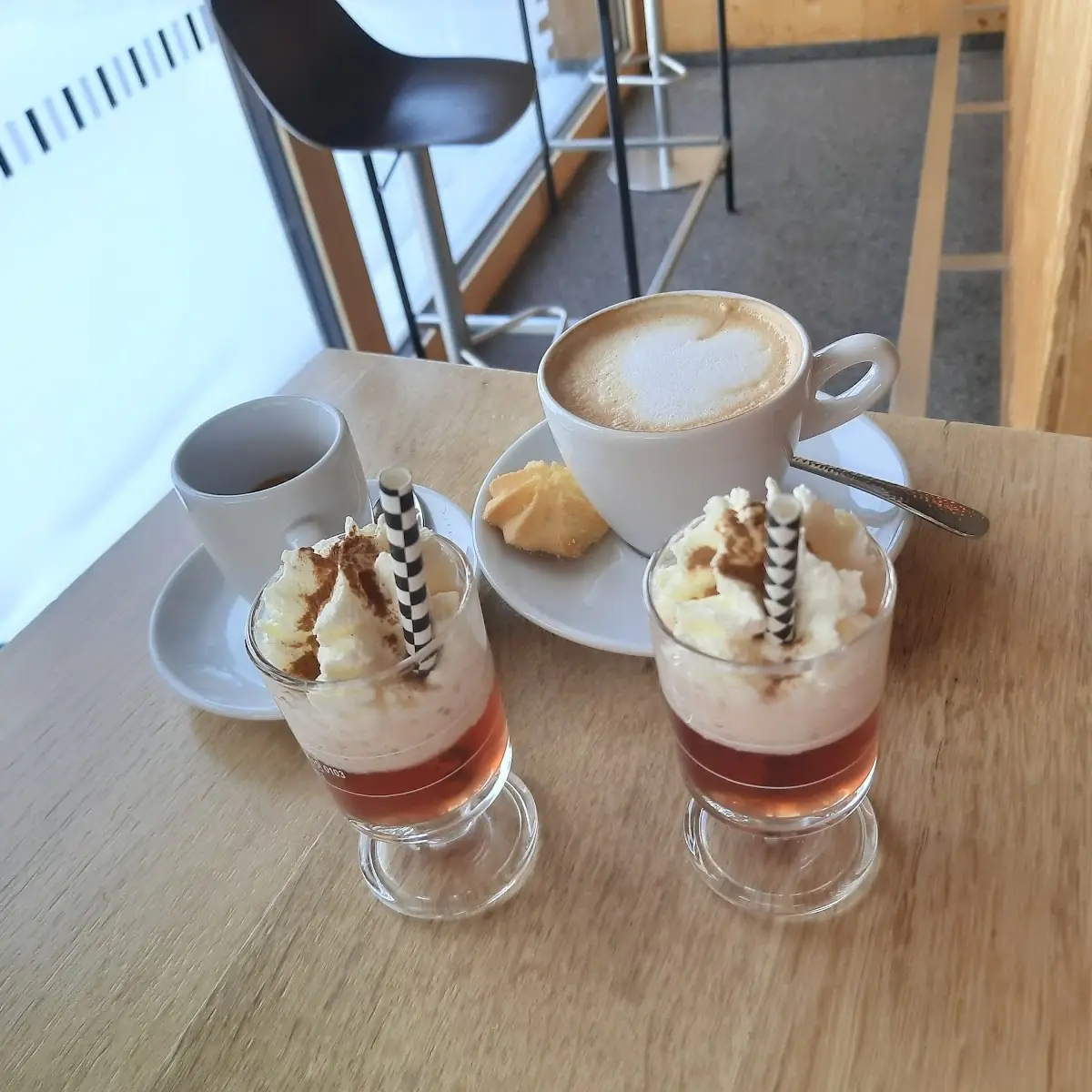 2 X Heisst Witwe Mit Espresso Und Cappuccino