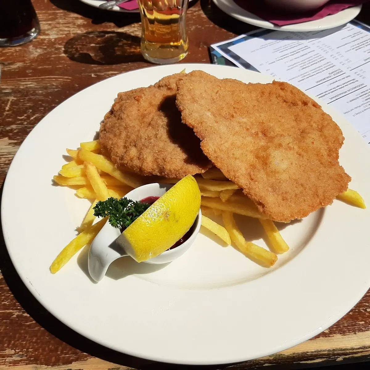 Schweineschnitzel Wiener Art Mit Pommes Frites